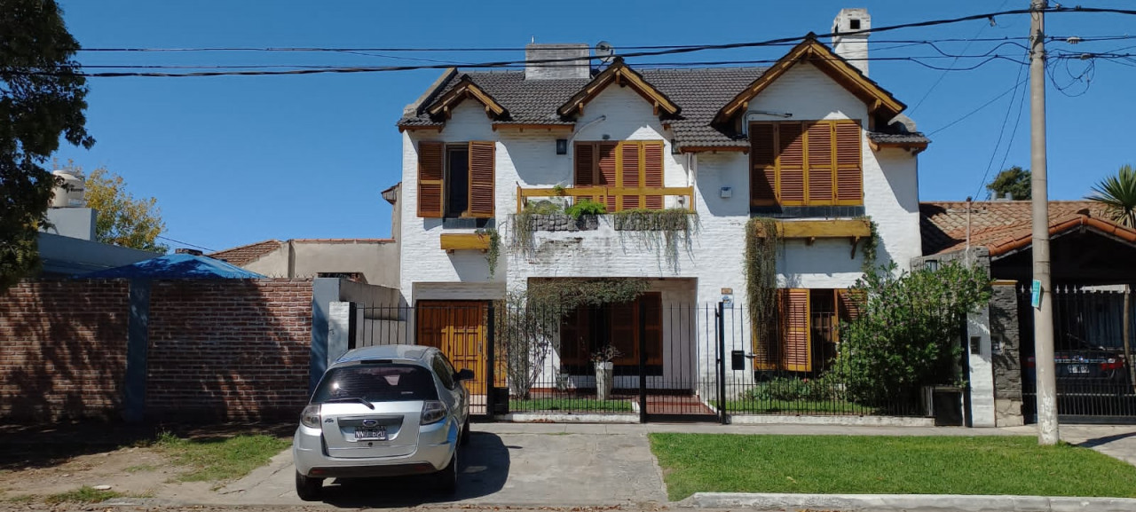 Excepcional casa en 2 plantas de 4 ambientes, parque y pileta en Bella Vista- Buenos Aires