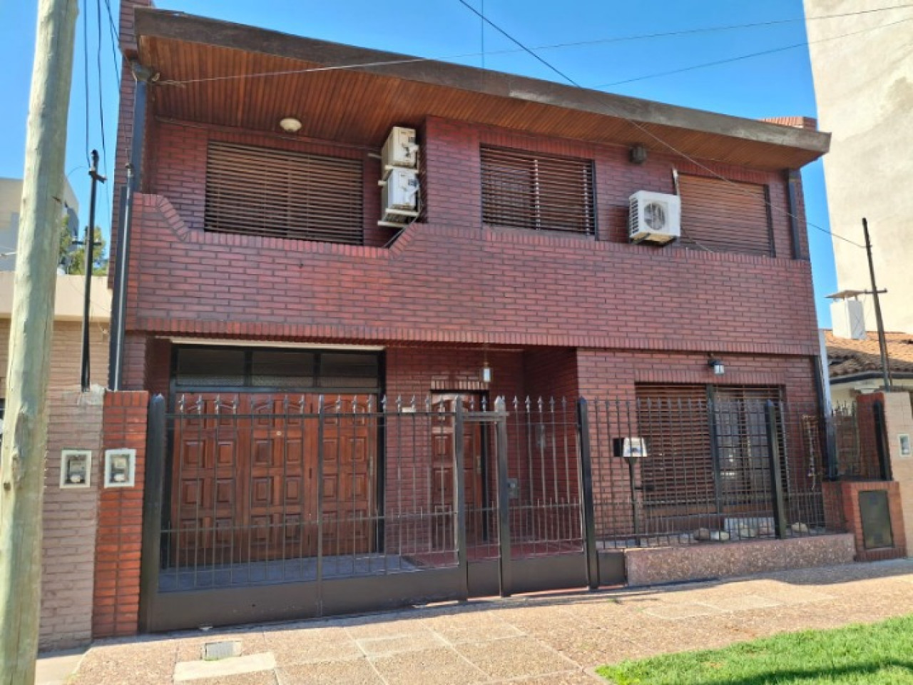 Casa en venta San Miguel – 5 dormitorios, pileta, parrilla y cochera para 3 autos APTA CREDITO