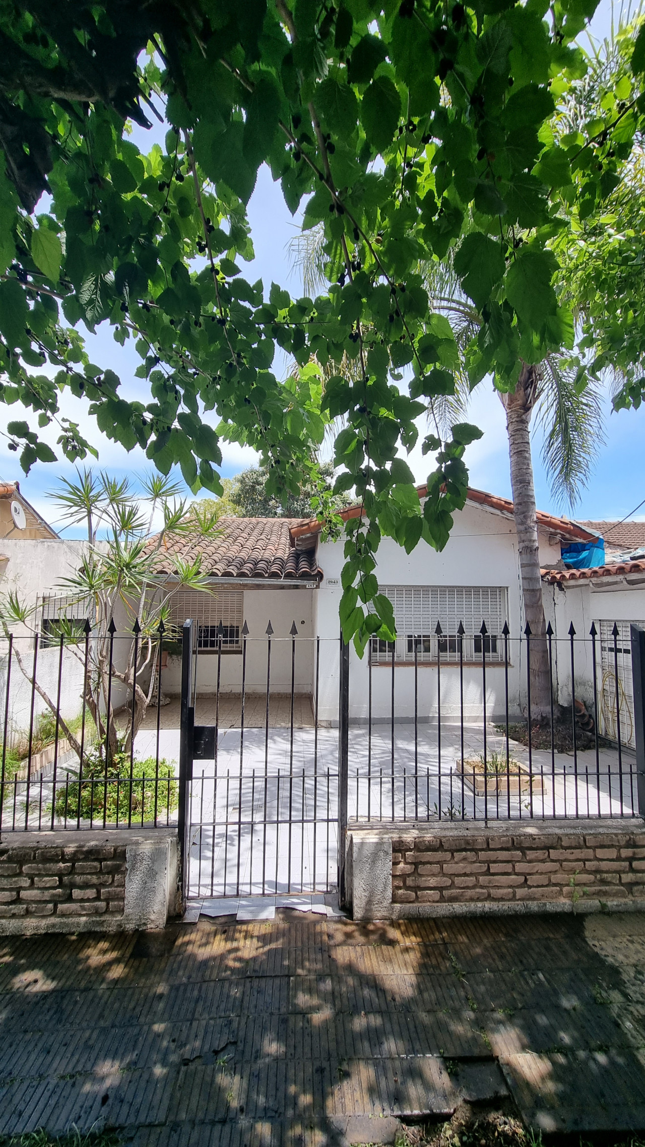 ### EXCELENTE CASA EN VENTA - 3 DORMITORIOS, BARRIO MARIANO MORENO ###