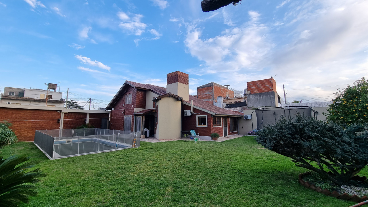 ### EXCELENTE CASA EN VENTA EN BELLA VISTA - GRAN PARQUE  de 600 mts. Y PILETA ###