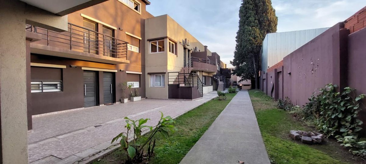 Depto amplio 2 amb en complejo con cochera en Bella Vista (cod 1185)