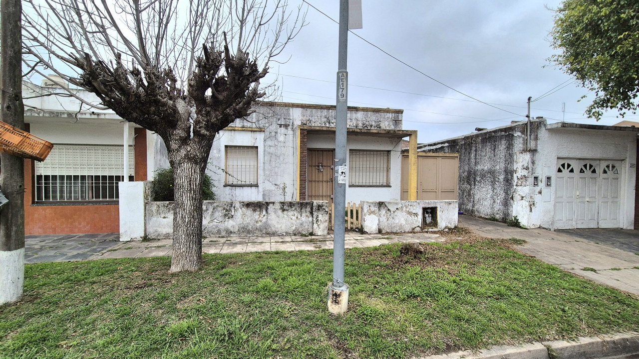 Venta Terreno con Casa a demoler o reciclar , apta credito