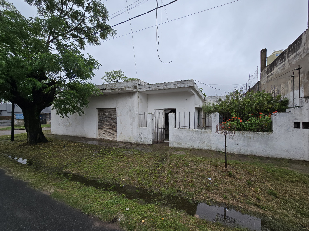 Casa 3 ambientes + 2 Locales en José C. Paz, a 400 mts de Pueyrredón y a 300 Mts de René Favaloro